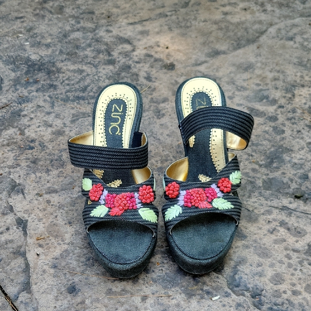 Zinc Gray and Red Sandals with Stylish Comfort